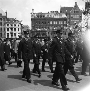Defilé voor het Paleis op de Dam. Spoorwegpersoneel, Bestanddeelnr 900-4329