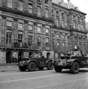 Defilé voor het Paleis op de Dam. Pantserwagens, Bestanddeelnr 900-4680
