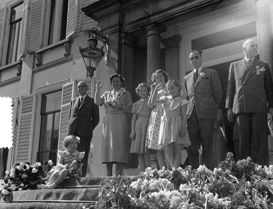 Defilé op Soestdijk. De koninklijke familie staat op het bordes Van links naar r, Bestanddeelnr 905-0856