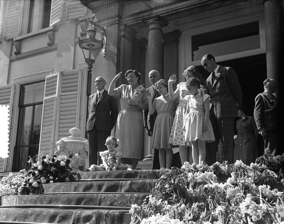 Defilé op Soestdijk. De koninklijke familie staat op het bordes Van links naar r, Bestanddeelnr 905-0850