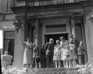 Defilé op Soestdijk. De koninklijke familie staat op het bordes Van links naar …, Bestanddeelnr 905-0861