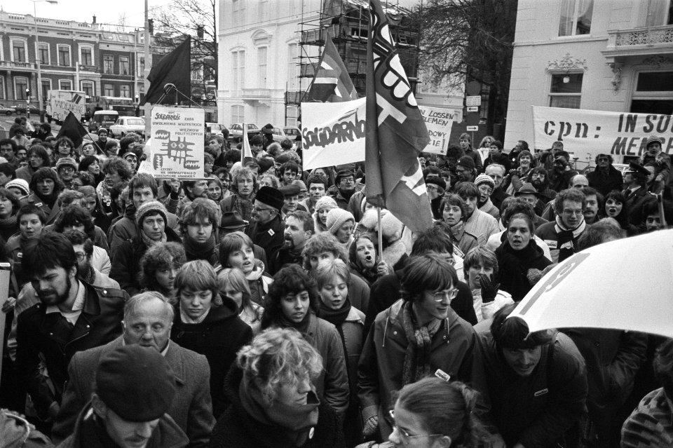 Dem. voor Poolse ambassade in Den Haag tegen staat van beleg in Polen. Demonstra, Bestanddeelnr 931-8599