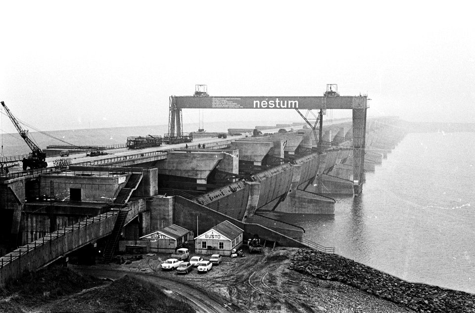 Deltawerken, sluizencomplex in de bouwput Haringvliet, overzicht complex, Bestanddeelnr 920-0136
