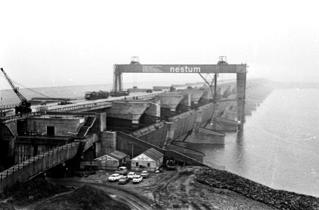 Deltawerken, sluizencomplex in de bouwput Haringvliet, overzicht complex, Bestanddeelnr 920-0136