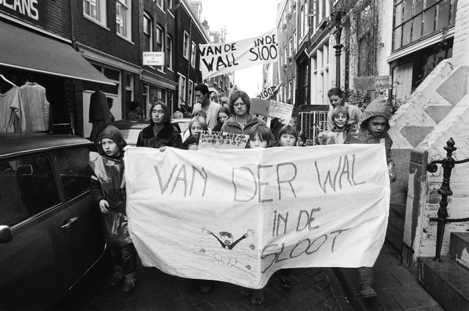 Dem optocht naar Stadhuis Amsterdam voor behoud Jordaans buurthuis De Egelanti, Bestanddeelnr 931-1703