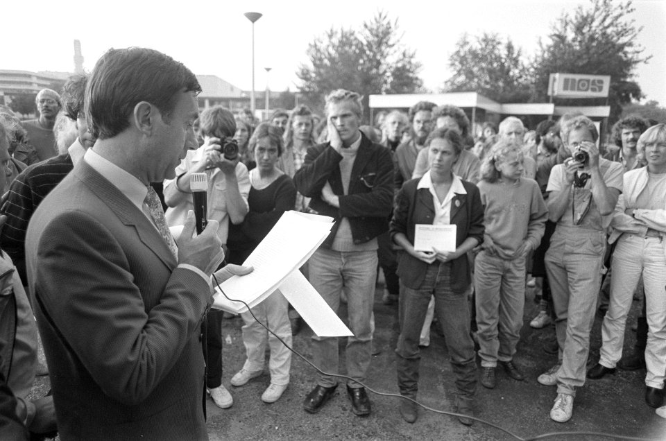 Dem. bij de NOS in Hilversum tegen politieke uitzending van Centrumpartij wnd h, Bestanddeelnr 932-2993