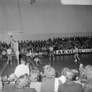 Deltalloyd tegen Blokkeer, volleybal Koelen (Blokkeer) duikt, Bestanddeelnr 924-2659