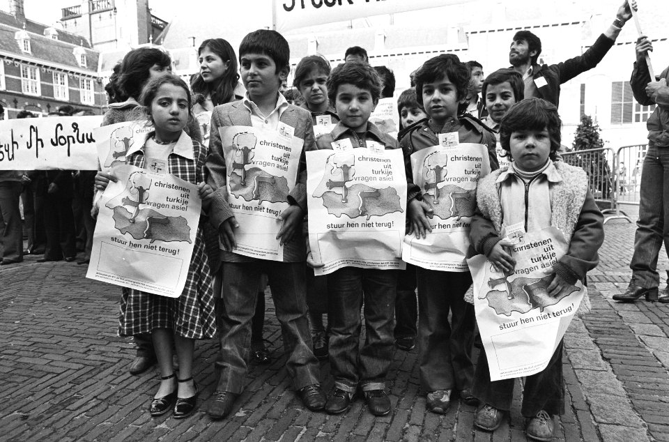 Dem. van 200 christelijke Turken op Binnenhof in Den Haag gericht tegen feit dat, Bestanddeelnr 931-1020