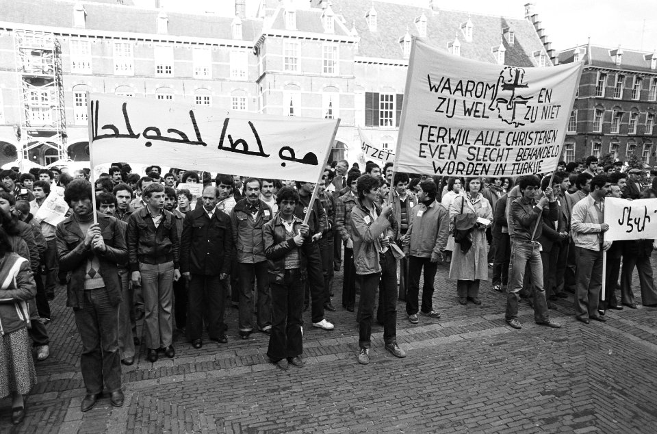 Dem. van 200 christelijke Turken op Binnenhof in Den Haag gericht tegen feit dat, Bestanddeelnr 931-1022