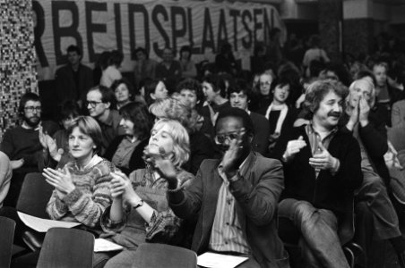 Dem. bijeenkomst . door AVBAKABO in Roothaanhuis omdat bezuiniging arbeidsplaat, Bestanddeelnr 931-9617