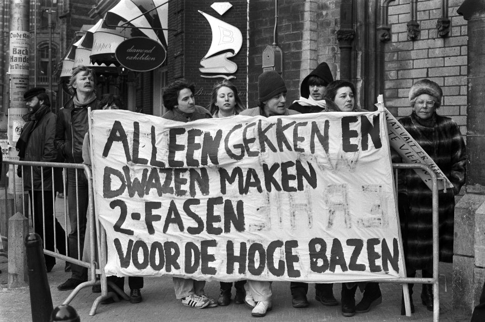 Dem. twee-fasenstructuur studenten voor Nieuwe Kerk bij viering 350e Dies Natali, Bestanddeelnr 931-8993