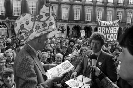 Dem. op Binnenhof voor verhoging vergoeding voor bewoners die moeten verhuizen w, Bestanddeelnr 931-1195