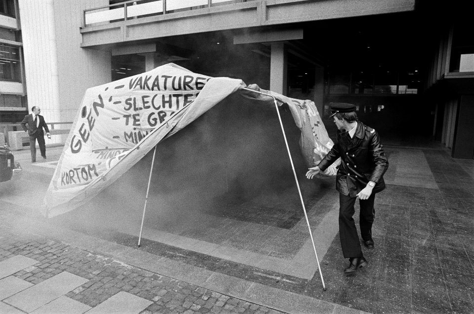 Demonstratie 30 jongeren Belangenvereniging Minderjarigen (BM) en vakbond tehuis, Bestanddeelnr 931-3737