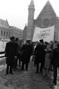 Dem. op Binnenhof voor aftreden van minister Van Dijk en staatssecretaris Van Le, Bestanddeelnr 931-8664