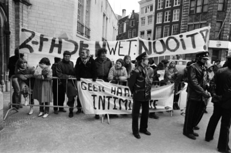 Dem. twee-fasenstructuur studenten voor Nieuwe Kerk bij viering 350e Dies Natali, Bestanddeelnr 931-8994