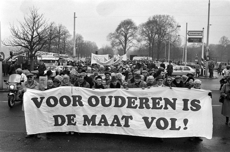 Dem. door 300 ouderen in Den Haag omdat zij vinden dat er een slecht beleid is t, Bestanddeelnr 931-9201
