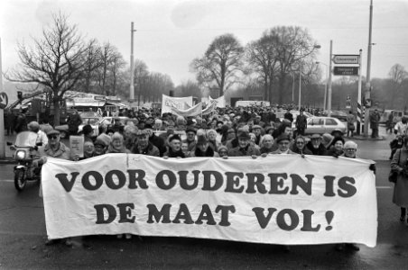 Dem. door 300 ouderen in Den Haag omdat zij vinden dat er een slecht beleid is t, Bestanddeelnr 931-9201