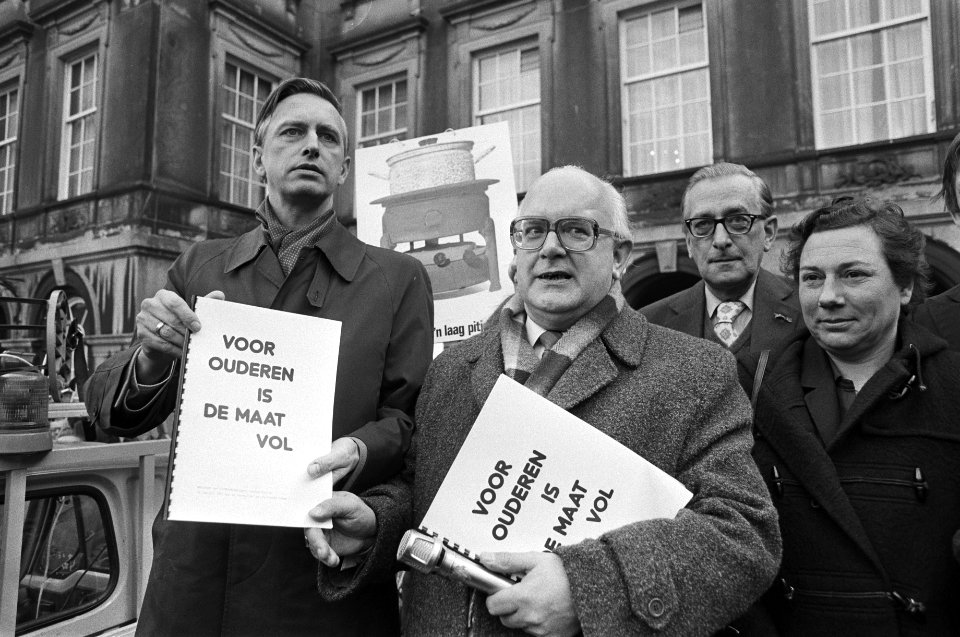 Dem. door 300 ouderen omdat zij vinden dat er een slecht beleid is tav ouderen. , Bestanddeelnr 931-9202