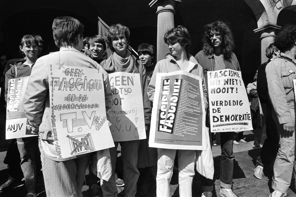 Dem. op Binnenhof tegen geven van zendtijd aan Nederlandse Volksunie en de Centrumpartij, demonstranten met borden op Binnenhof, Bestanddeelnr 931-4904