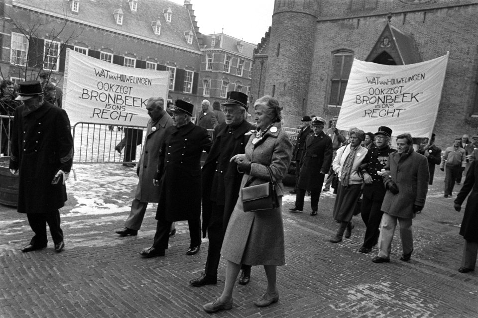 Dem. op Binnenhof voor aftreden van minister Van Dijk en staatssecretaris Van Le, Bestanddeelnr 931-8665