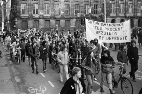 Dem. d honderden welzijnswerkers tegen de bezuinigingen van de gemeente. De demo, Bestanddeelnr 931-9620