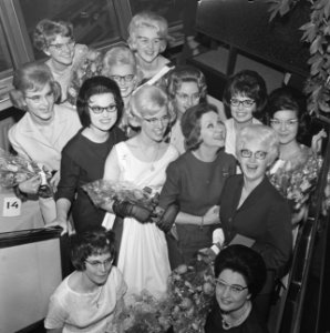 Demi finale Miss Bril verkiezing met Conny Stuart L Klekamp E Wijgand L Rugg, Bestanddeelnr 913-7825