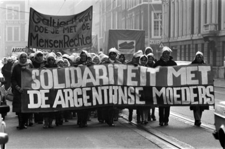 Dem. in Den Haag door vrouwen uit solidariteit met de Dwaze Moeders uit Argentin, Bestanddeelnr 931-9852