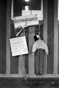 Dem. voor Paleis van Justitie in Arnhem tijdens het terechtstaan 13 mensen in Do, Bestanddeelnr 931-8539