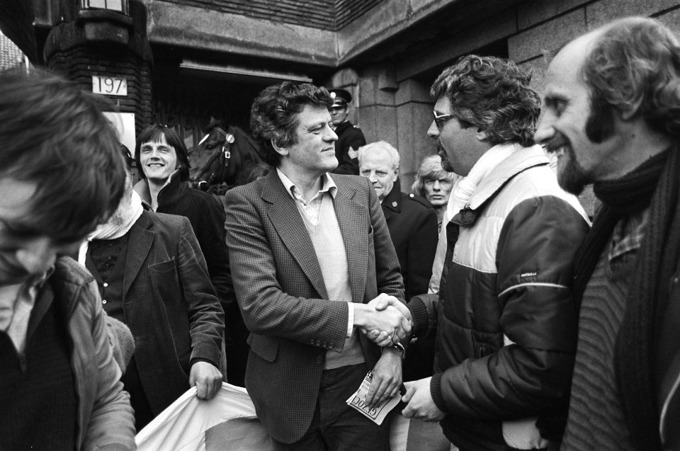 Dem. honderden welzijnswerkers tegen de bezuinigingen van de gemeente. Aanbieden, Bestanddeelnr 931-9624