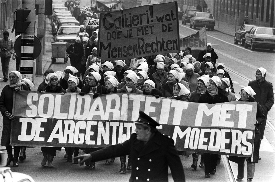 Dem. in Den Haag door vrouwen uit solidariteit met de Dwaze Moeders uit Argentin, Bestanddeelnr 931-9851