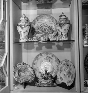 Delft Porcelain, loaned by mr. Vanderkar, exhibited at Netherlands House, Charle, Bestanddeelnr 935-2152