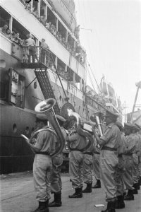 Demobiliserenden naar Nederland Stafmuziek KNIL speelt op de kade, Bestanddeelnr 234-4-2