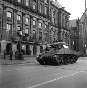 Defilé voor het Paleis op de Dam Sherman tank, Bestanddeelnr 900-4683