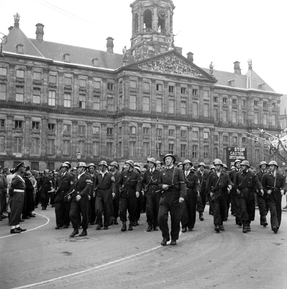 Defilé voor het Paleis op de Dam. Manschappen Binnenlandse Strijdkrachten met a, Bestanddeelnr 900-4694