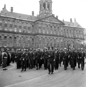 Defilé voor het Paleis op de Dam. Manschappen Binnenlandse Strijdkrachten met a, Bestanddeelnr 900-4694