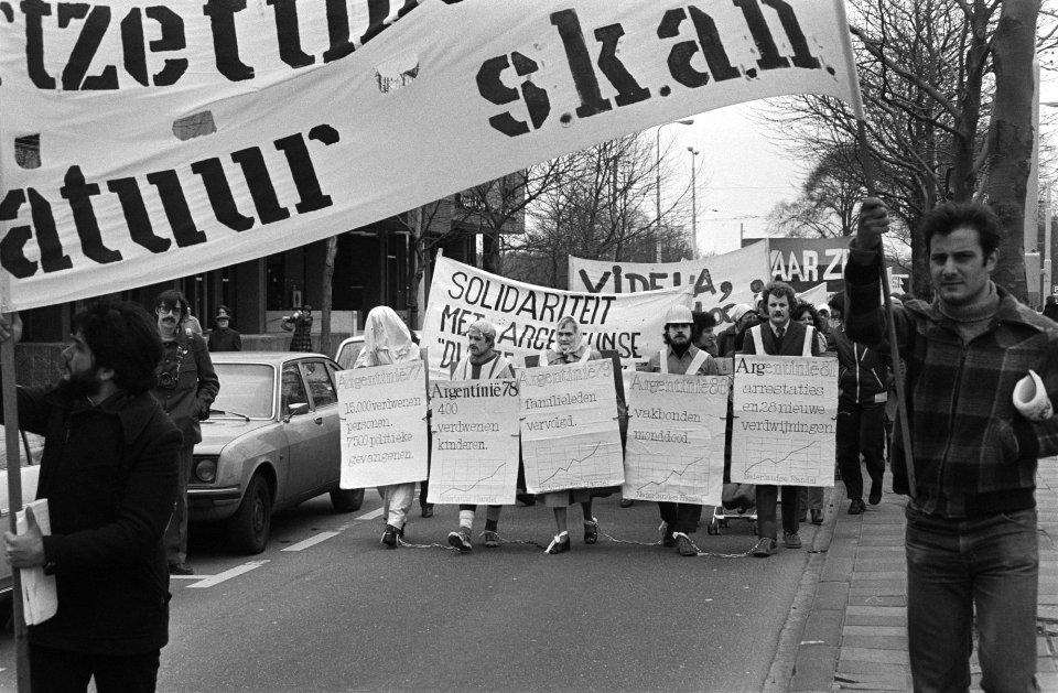 Demonstratie in Den Haag tegen dictatuur in Argentinie, met kettingen aan elkaar, Bestanddeelnr 931-3920