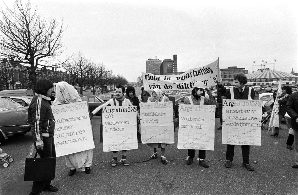 Demonstratie in Den Haag tegen de dictatuur in Argentinie, demonstranten onderweg, Bestanddeelnr 931-3922