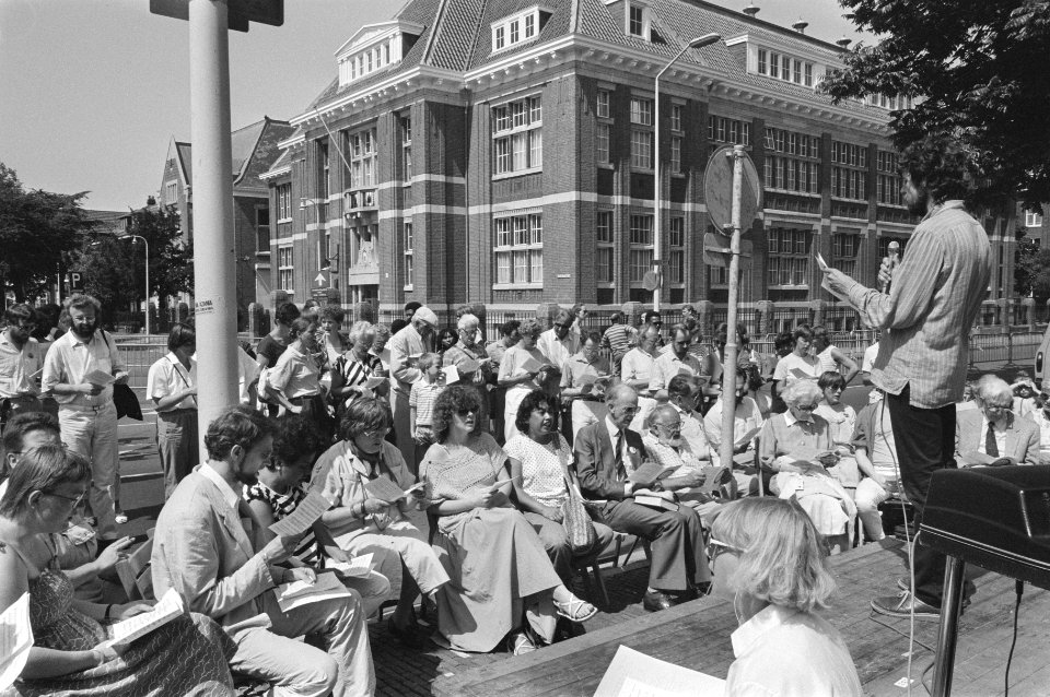 Demonstratie in Den Haag n.a.v. 10 jarige opstand in Soweto kerkdienst voor Zui, Bestanddeelnr 933-6865