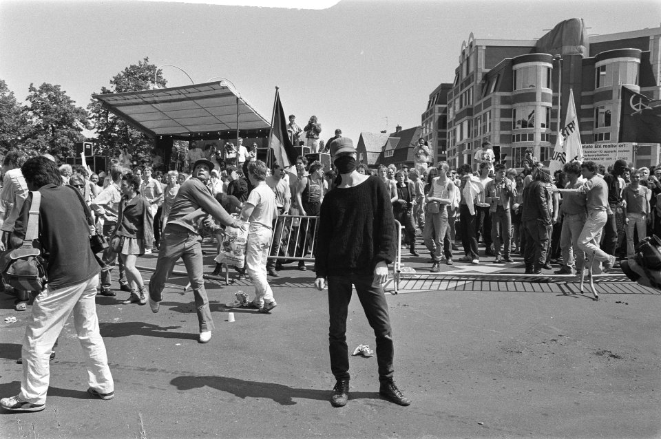 Demonstratie in Den Haag naar aanleiding van 10-jarige opstand in Soweto demons, Bestanddeelnr 933-6861