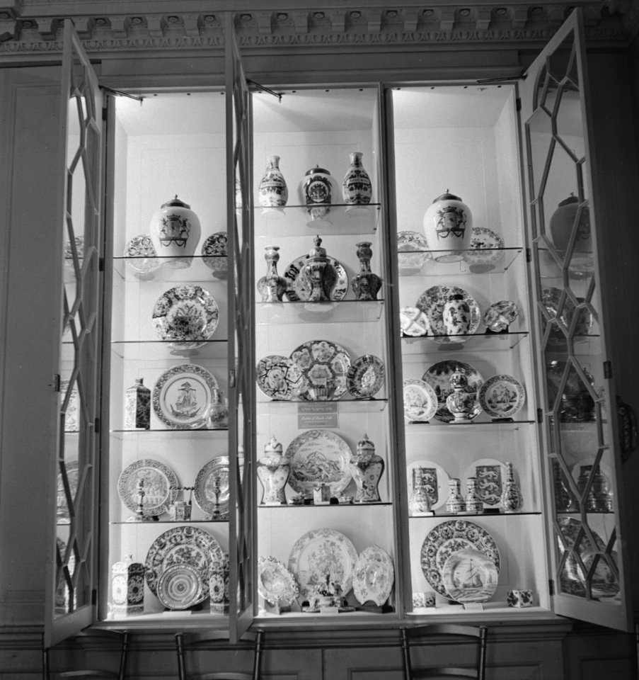 Delft Porcelain, loaned by mr. Vanderkar, exhibited at Netherlands House, Charle, Bestanddeelnr 935-2150