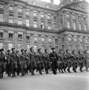 Defilé voor het Paleis op de Dam. Manschappen van de Koninklijke Marine, Bestanddeelnr 900-4332