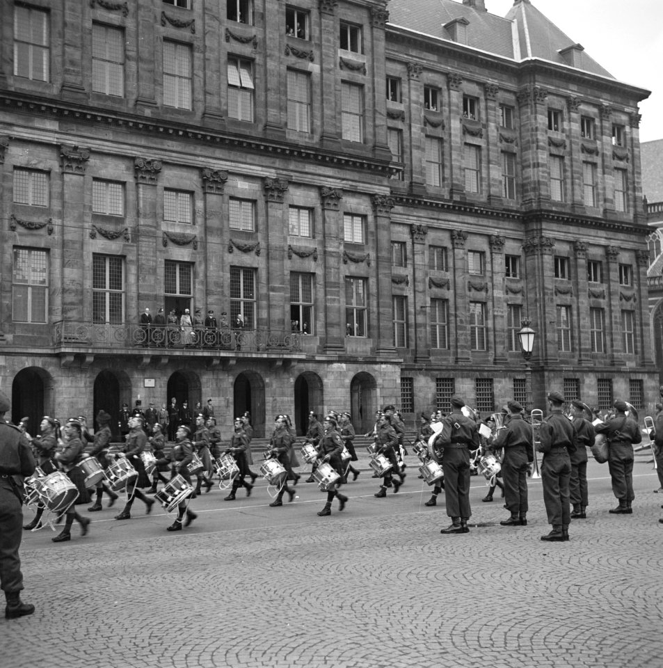Defilé voor het Paleis op de Dam. Muziekkapel van het regiment Seaforth Highland, Bestanddeelnr 900-4333