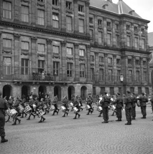 Defilé voor het Paleis op de Dam. Muziekkapel van het regiment Seaforth Highland, Bestanddeelnr 900-4333