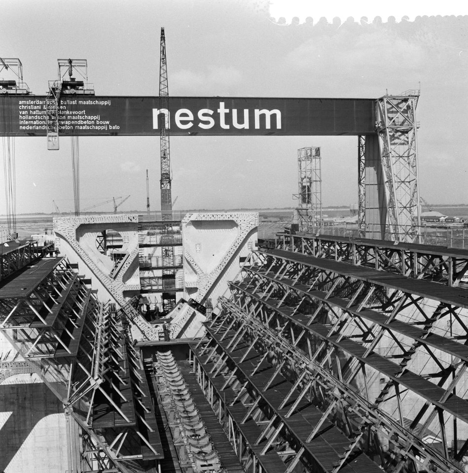 Deltawerken in het Haringvliet 1ste Geplaatste sluitstuk tussen 2 pijlers op de, Bestanddeelnr 912-4681