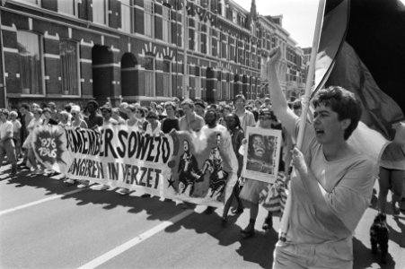 Demonstratie in Den Haag naar aanleiding van 10-jarige opstand in Soweto, Bestanddeelnr 933-6859