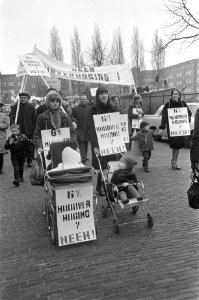 Demonstratie in Amsterdam West tegen de 6% huurverhoging moeders met kinderwagen, Bestanddeelnr 922-2448