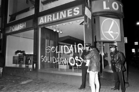 Demonstratie in Amsterdam door honderden mensen tegen staat van beleg in Polen. , Bestanddeelnr 931-8574