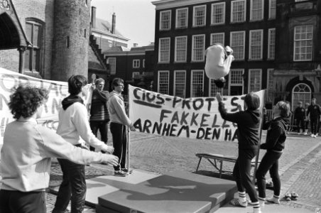 Demonstratie door ongeveer 200 leerlingen van CIOS in Arnhem voor betere huisves, Bestanddeelnr 932-0805