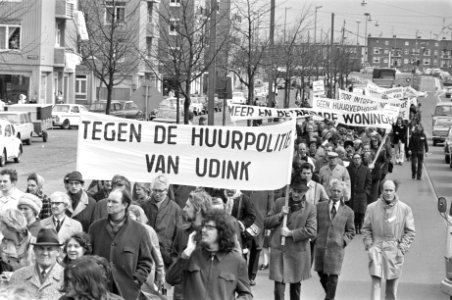 Demonstratie in Amsterdam tegen woningbouwbeleid en huurharmonisatie spandoek t, Bestanddeelnr 925-5270