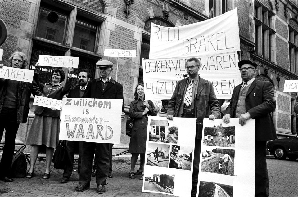 Demonstratie in Den Haag tegen de dijkverzwaring bewoners uit de Bommelerwaard , Bestanddeelnr 927-9558